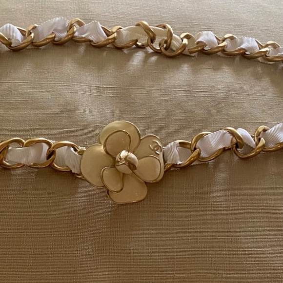 CHANEL White and Gold Chain Camellia Flower Belt - Picture 2 of 3